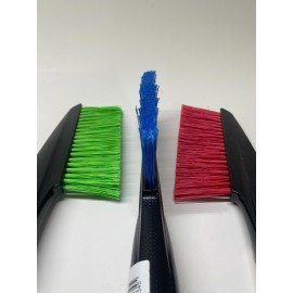 Škrabka na led se smetáčkem červená